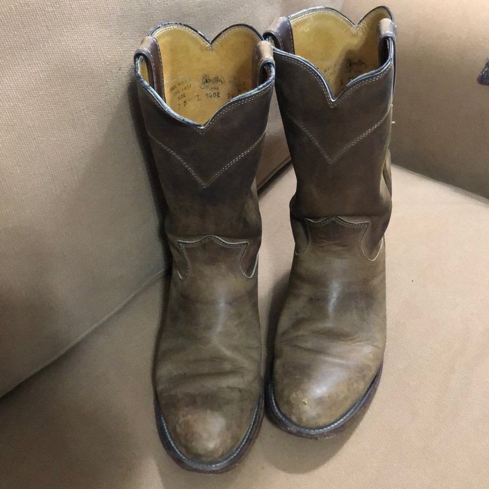 Justin Ropers Brown Cowboy boots. Size 7. Good condition.